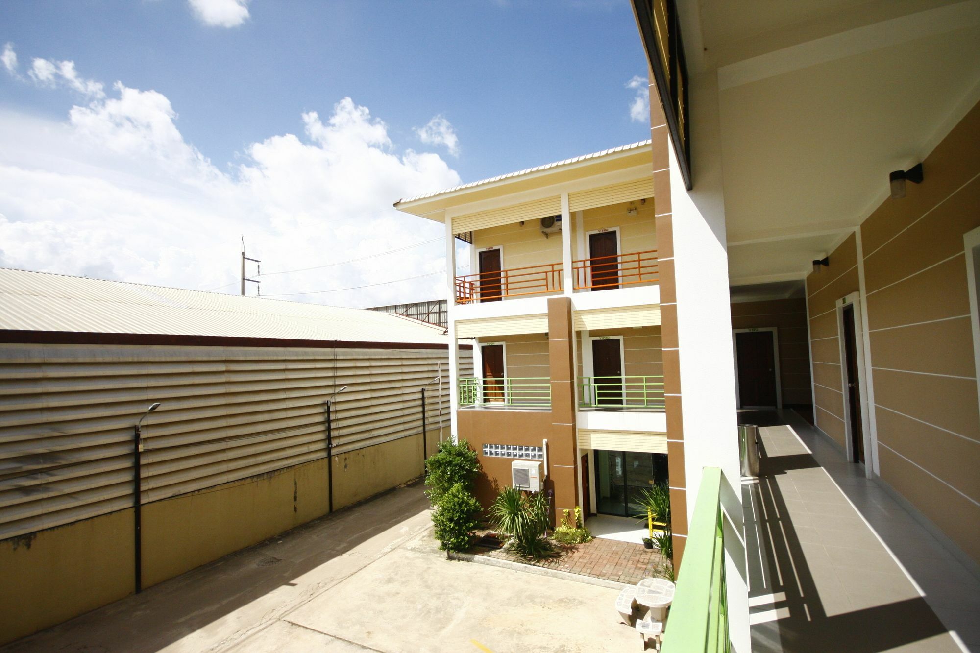 Charoensuk Grand Hotel Kabin Buri Экстерьер фото